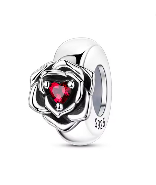 Charm Anhänger „Rosenliebe mit Herzstein“ – 925er Sterlingsilber & Roter Zirkonia