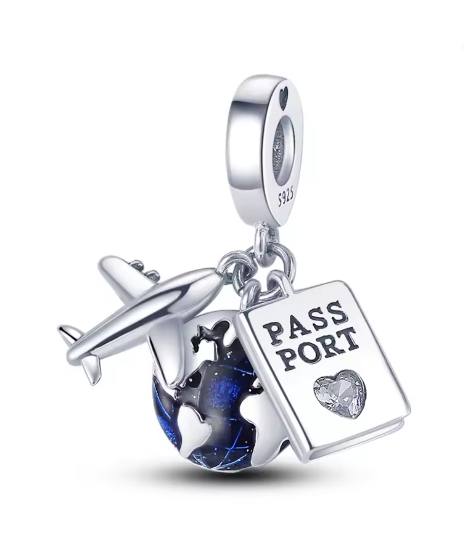 Charm Anhänger „Reiselust – Weltkugel, Flugzeug & Reisepass“ aus 925er Sterlingsilber