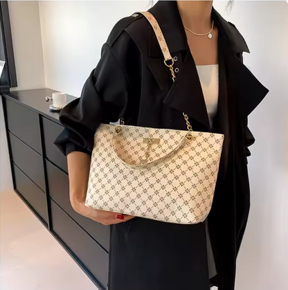 Damen Bag Weiß 27x22x10 cm – Große Handtasche aus weichem Leder, elegante Schultertasche mit Anhänger, viel Stauraum, Alltag & Business